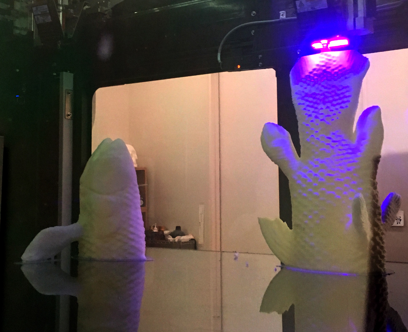 大型3Dプリンターによる造形の様子 サカナの形状を分割して造形している