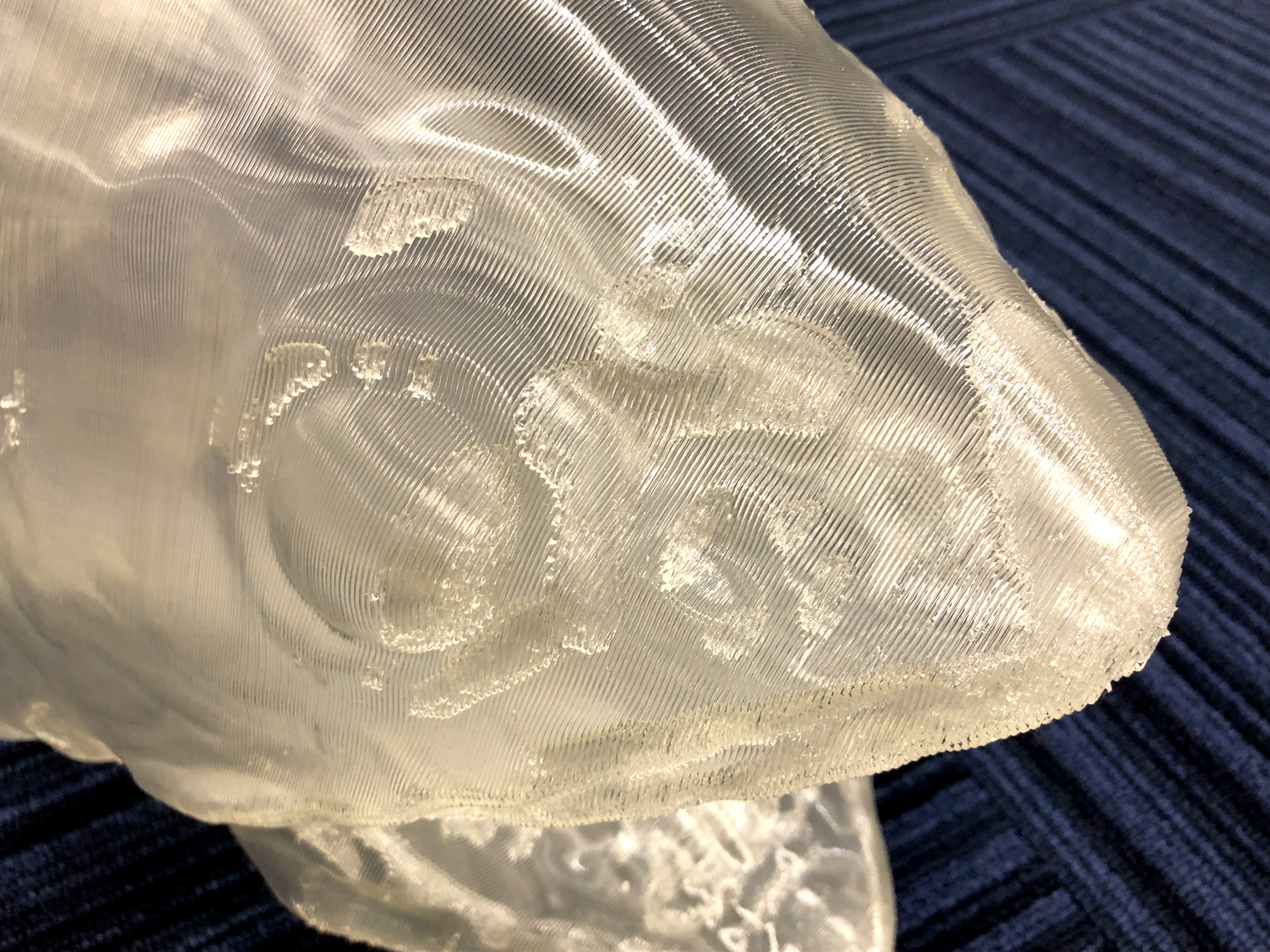 積層痕が残る3Dプリンターによる造形物 サカナの顔