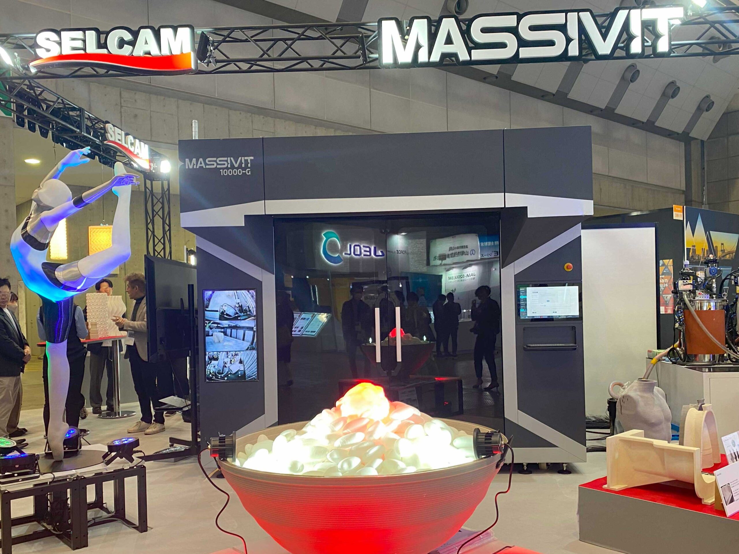 Massivit1000-G(奥の機械)とMassivit100-Gを使用して作成した巨大ごはんセルカム株式会社様ブースにて
