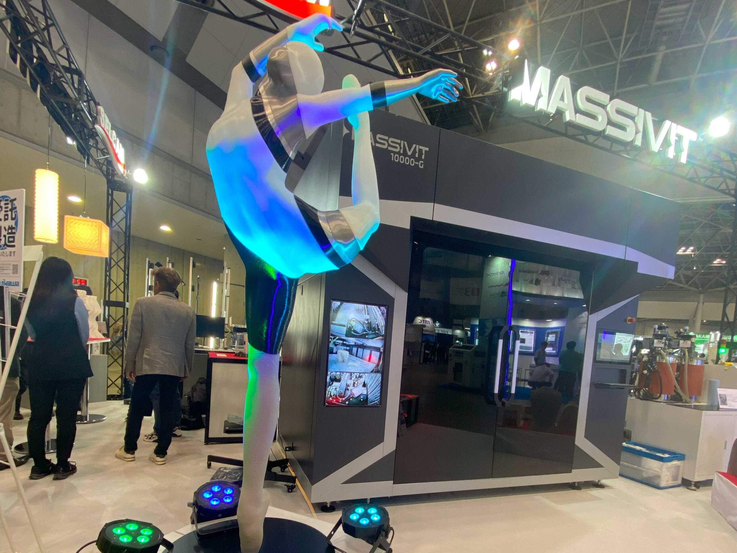 ツジカワがモデリング・作製した3Dプリンター製バレリーナあらゆる素材・3DPを複合的に使用している。白部分・軸足部分:Massivit-1000Gによる造形(軸足は高硬度のエポキシ樹脂)黒・灰色・透明部分:FDM機による造形