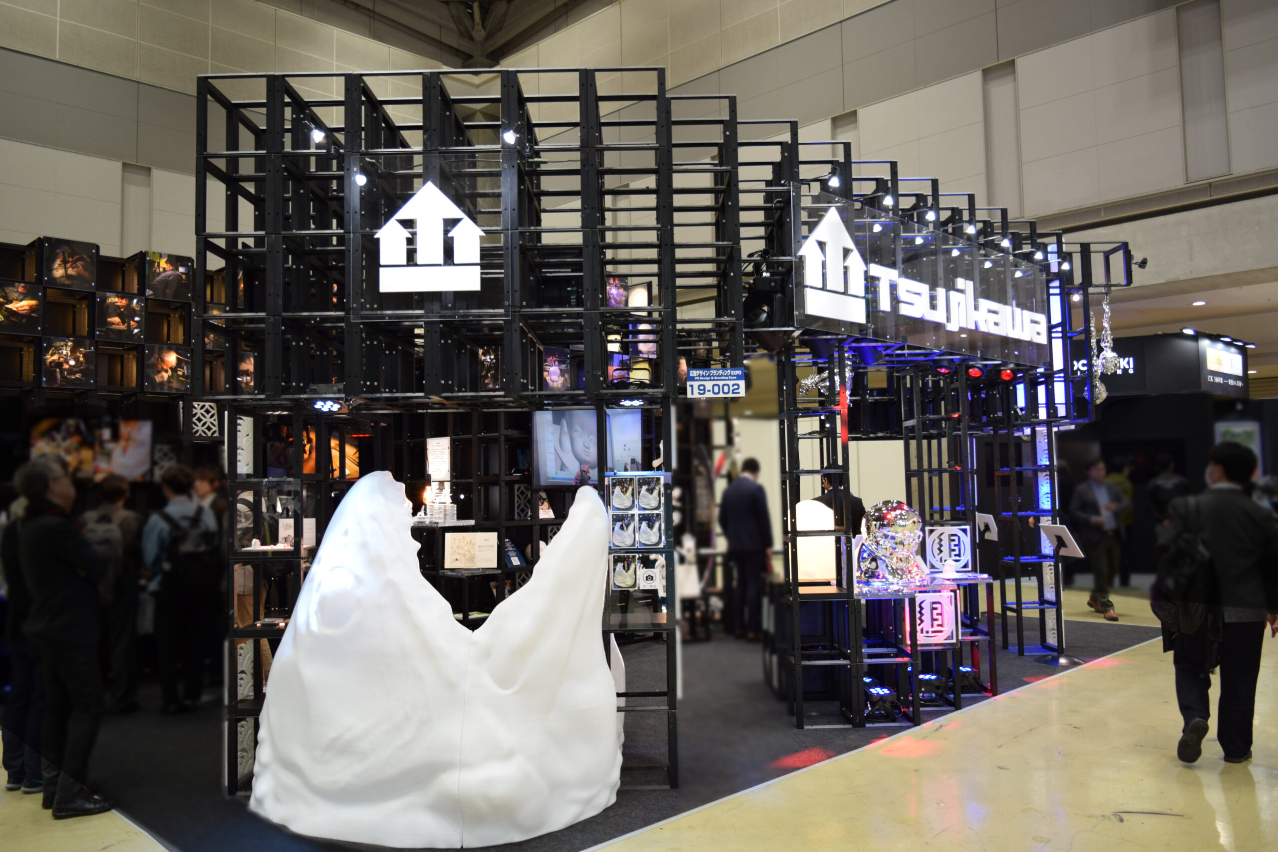 ツジカワ展示会ブース前のしー