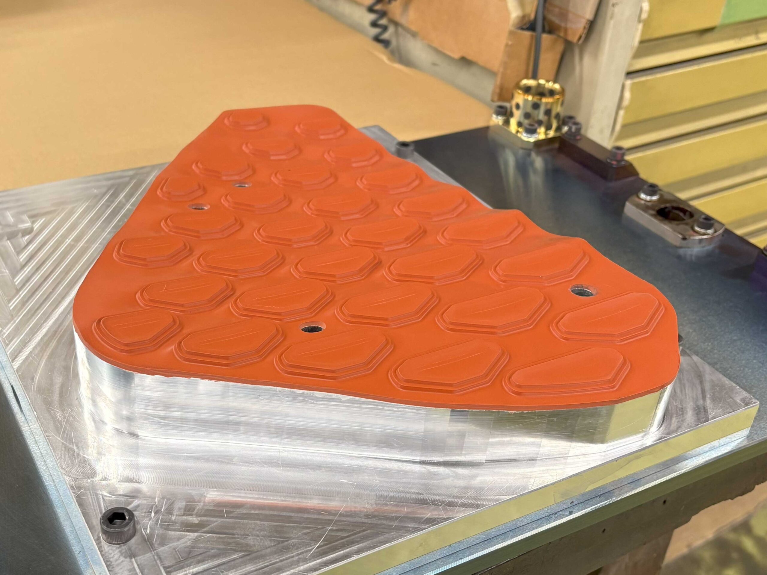 3D形状にも対応するプラスチック用のホットスタンプ版表面に耐熱ラバー(オレンジ)を貼っているため「ラバー版」と呼ばれる