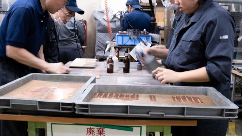 銅版プレートの仕上げ作業