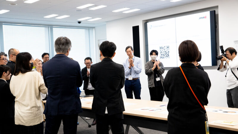 拍手をする審査員たち
