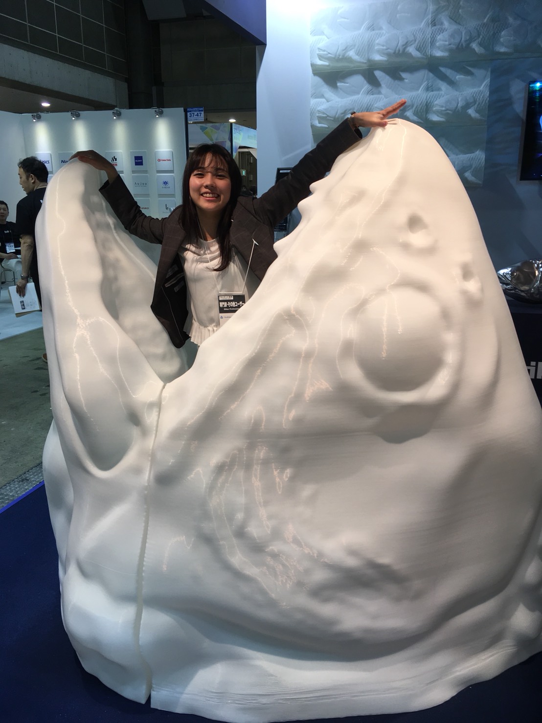おおがた3Dプリンターで造形された巨大なシーラカンスの口に人が入っている