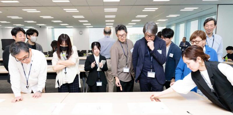 作品の前にプレートを置いていく審査員