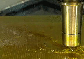 マシニングセンタで金属を切削しているgif