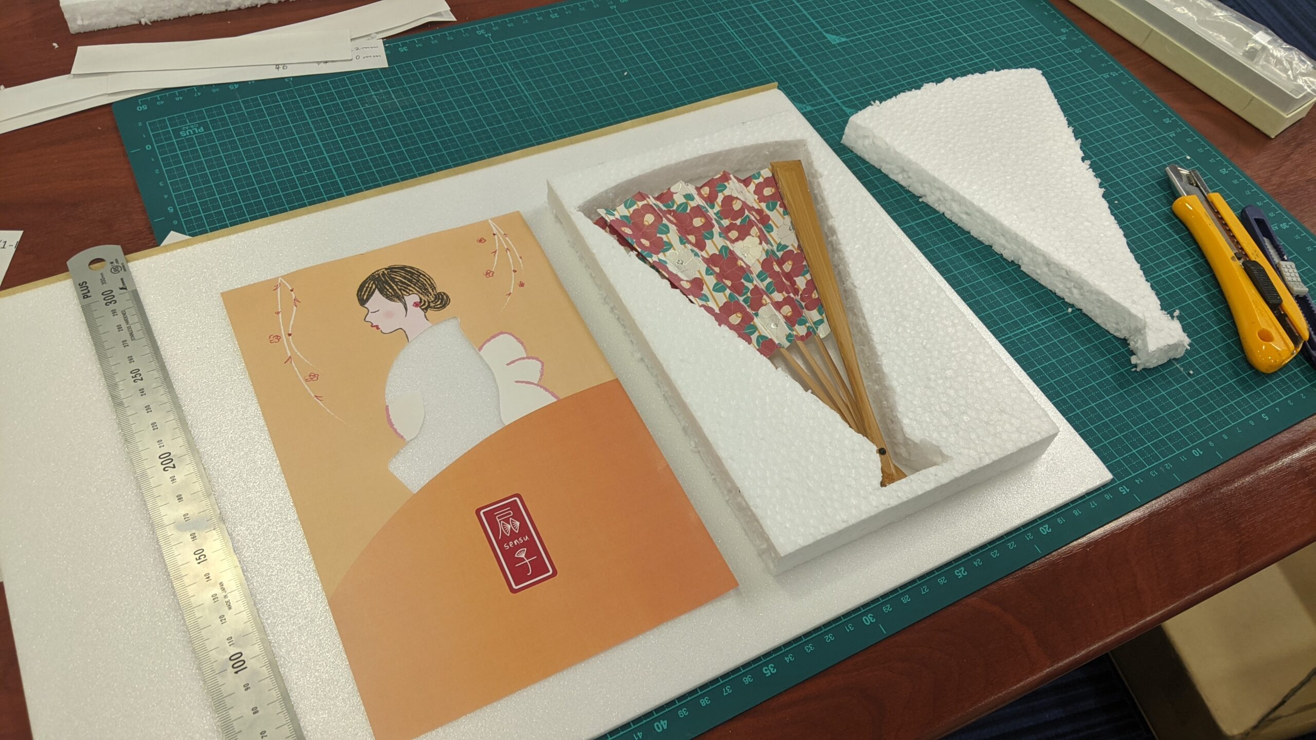 発泡スチロールで中ゲスを試作しているところ