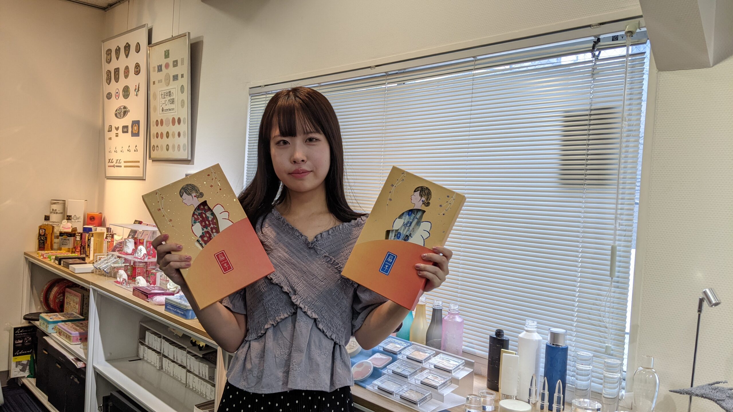 日本パッケージデザイン学生賞 扇子ちゃんを持つ伊東さん