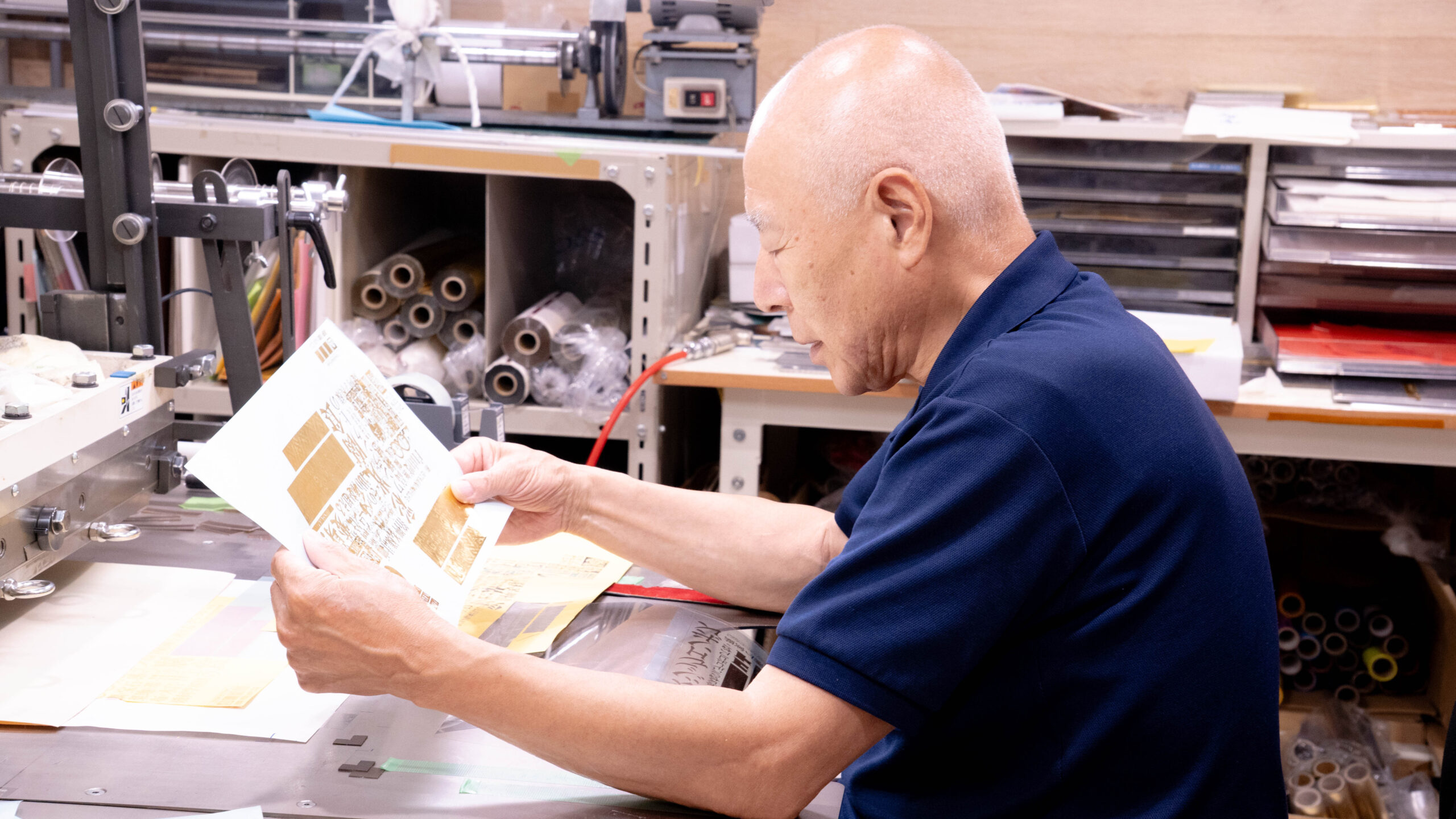 シールに箔押しを行うマイスターワタナベ