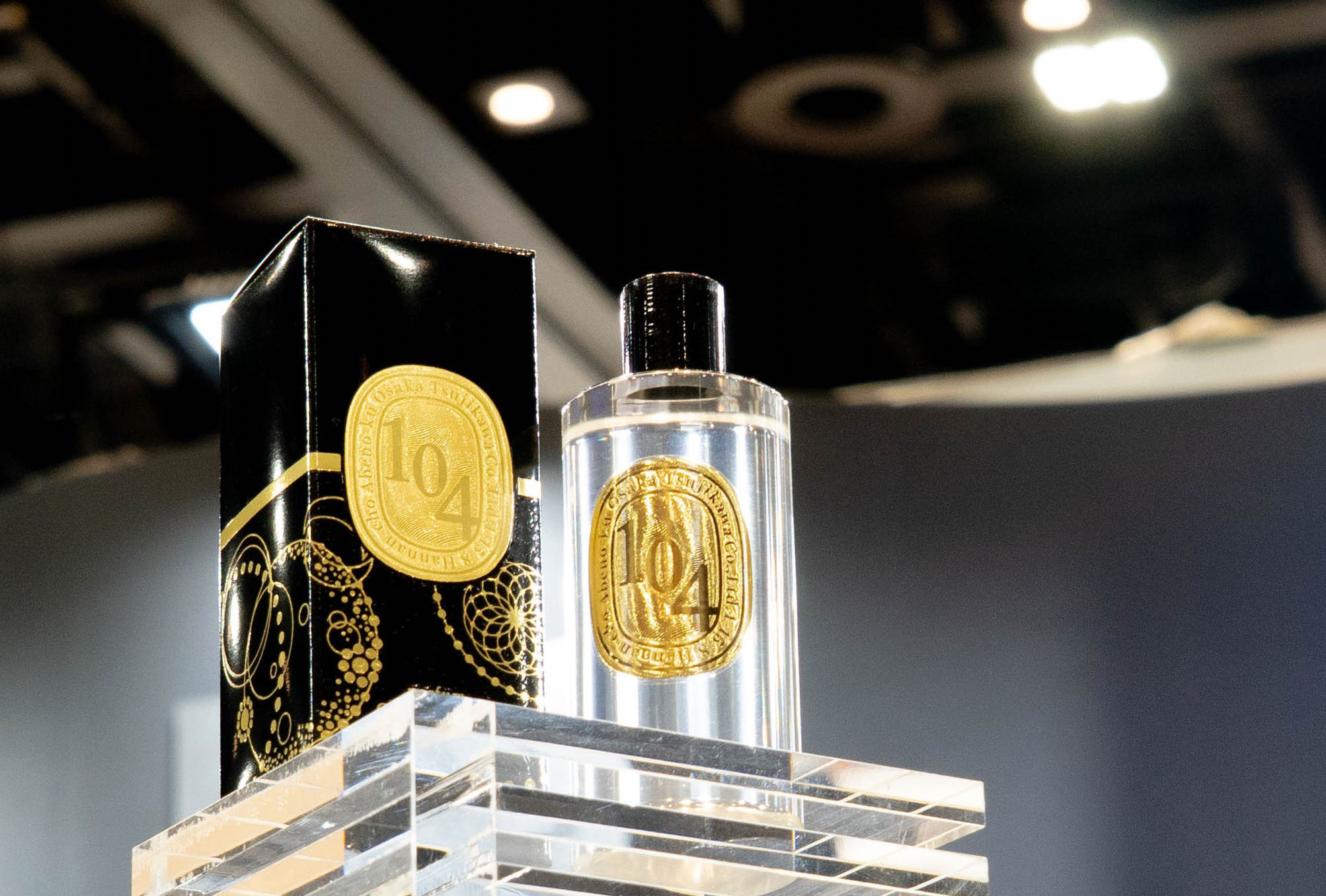 香水瓶モックに、マジックエンボスのラベルを貼り付けたもの