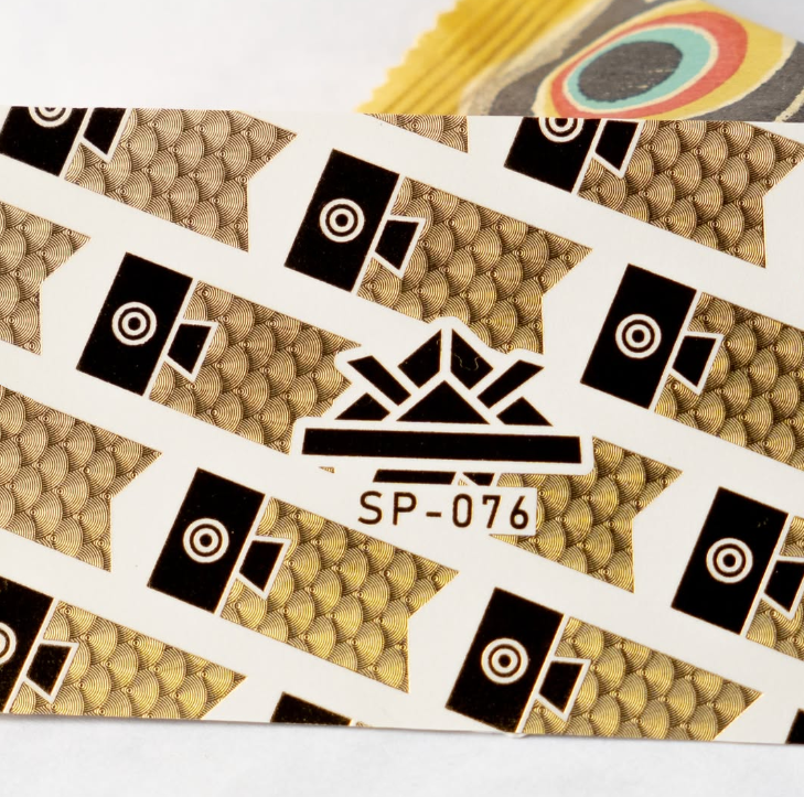 鯉のぼりのデザインされた箔押しカード拡大