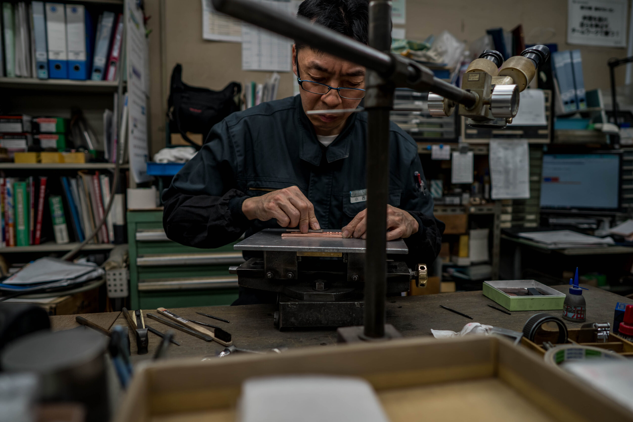 仕上げ作業中の職人